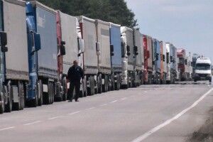 На «Ягодині» в 30-кілометровій черзі стоїть понад тисяча вантажівок (Відео)
