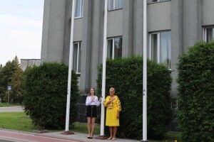 Мама Героя і випускниця-розумниця підняли прапор України у місті на Волині (Фото)