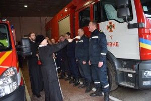 «Аж кропило нагрілося!»: для рівненських вогнеборців не пошкодували свяченої води і благословили їх на боротьбу з червоним півнем (фото)