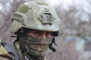 На Донбасі поранили військового