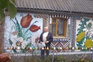 Люди вилазять на паркан, щоб сфотографувати, як господар вишив свій будинок