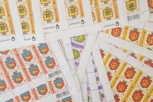 Начальниця відділення «Укрпошти» накрала марок на 800 тисяч гривень