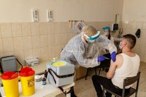 Лікарі звільняються, ліків немає: ЗМІ розповіли про «підготовку» України до нової хвилі