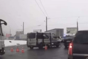У Луцьку на кільці зіткнулися вантажівка та мікроавтобус