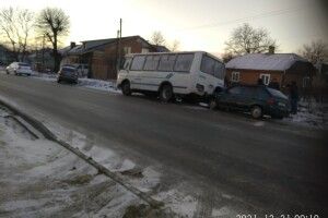 У місті на Волині через слизьку дорогу сталася аварія (Фото)