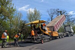 На дорогах Волині триває ремонт «великими картами»