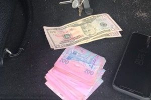 На Волині митник «спокусився» на 220 доларів і 1300 гривень