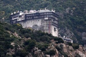 Шукали в горах монахи і рятувальники: заблукалих на Афоні українських паломників знайшли