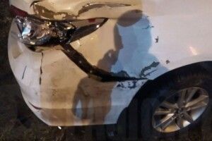 На луцькому кільці легковик розбив бордюр та приземлився на газон (Відео)