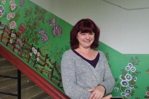 «Як почалась війна – вона малює»: лучанка розмальовує під'їзд у петриківському стилі