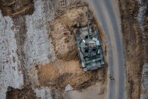«Армія РФ просто довга»: українські воїни показали знищену техніку ворога (Фото)
