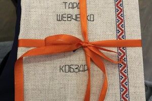 Рівненська майстриня подарувала свій вишитий «Кобзар» у знаний музей