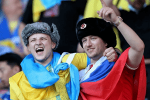 Росіянин прийшов на матч Швеція – Україна з прапором РФ: його побили (Відео моменту)