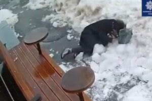 Камери зафіксували момент падіння брили льоду на жінку (Відео)