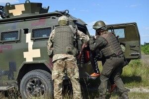 Кого озброєні луцькі прикордонники та нацгвардійці «пакували» в автозак (Фото)