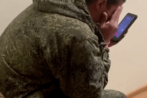 Російська мати обіцяє дати «піз**лєй» солдату, який не хоче воювати в Україні (Аудіо)