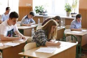 Абітурієнти масово скаржаться на якість аудіювання на ЗНО з англійської мови  