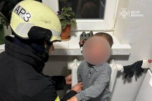 В обласному центрі Волині рятувальники допомогли трирічному малюкові