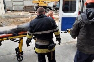 У Клевані на Рівненщині моторошна виробнича травма: чоловікові відрізало ногу подрібнювальною машиною (Фото)