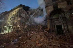 Під ранок ракети окупантів прилетіли в житлові будинки у Запоріжжі (Фото, відео)