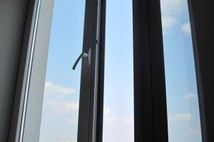 Рівненська школярка, яка зістрибнула з балкону квартири на сьомому поверсі, залишила записку