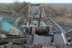 Під Миколаєвом міст підірвали разом з російським танком (Фото)