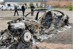У Рівному невідомі підпалили на СТО дорогий «Mercedes-Benz»