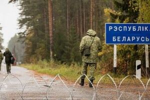 Чоловіки масово тікають з Білорусі, щоб не йти на війну проти України 