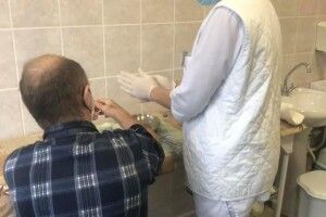 У Луцькій лікарні розповіли, як рятували пацієнту пальці руки, яка потрапила в циркулярку (Фото 18+)