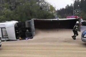 У Києві перекинулася вантажівка з горохом (Відео)