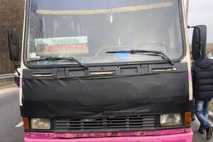 Поїздка в автобусі завершилась реанімацією: на трасі Ковель-Тереблече з маршрутки під час руху випала жінка 