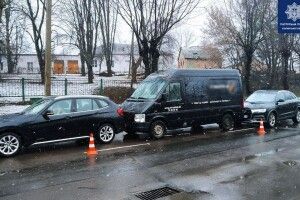 У Луцьку – ДТП: зіткнулися BMW X1,  Audi Q5 і Volkswagen LT (Фото)
