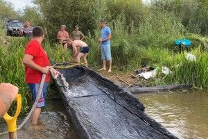 На Рівненщині підняли з річки Случ стародавній човен-довбанку (Фото)