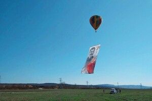 40-метровий портрет Сталіна запустили в небо над окупованим Кримом у роковини підписання указу про депортацію кримських татар
