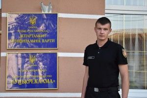 Луцькому інспекторові Секунді заспівали Happy Birthday і побажали, аби жінка палко цілувала