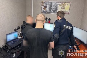 В Україні затримали групу шахраїв, які через соцмережу крали гроші в іноземців 