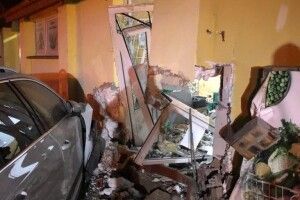 Зробив діру в стіні: п’яний житель Львівщини в’їхав машиною у супермаркет (Фото)