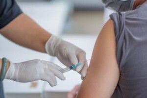 Як і коли вакцинуватимуть від коронавірусу вчителів, вихователів, викладачів