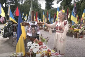 Німецька «зірка» Марлен Маас заспівала на кладовищі військових у Львові