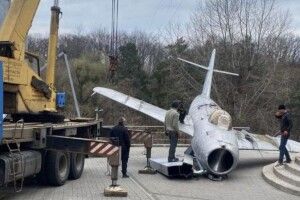 «Школа стала живою мішенню» : в Києві демонтували радянський літак у дворі навчального закладу