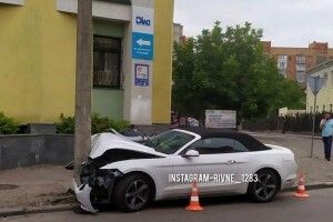 У Рівному кабріолет влетів у стовп (Відео)