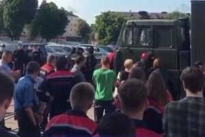 В Мінську на прохідній МТЗ бійці ОМОНу схопили й кинули в автозак членів Координаційної ради білоруської опозиції