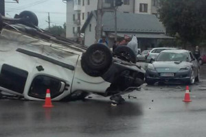 Карколомна ДТП: водій вистрибнув з перевертутої автівки (Відео)