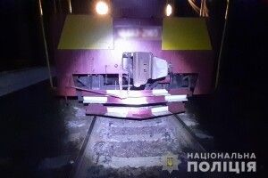 Сидів на колії: під потяг потрапив чоловік
