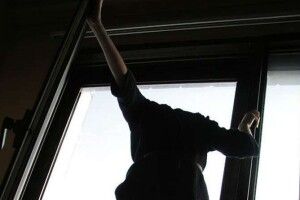 У Луцьку дівчина після вечірки випала з шостого поверху й померла: відомі подробиці (Відео)