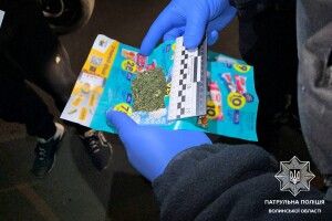 На Волині патрульні виявили, ймовірно, наркотичні речовини у громадянина