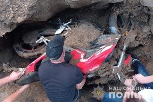 Дядько вкрав у сусіда мотоцикл і закопав його в себе на городі 