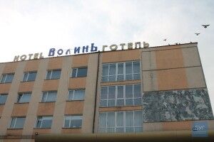 На Волині з вікна готелю випав чоловік (Відео)