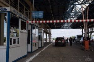 На західному кордоні величезні черги з охочих в'їхати в Україну