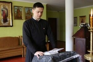 Семінаристи з Луцька цілодобово читають Невсипущий Псалтир